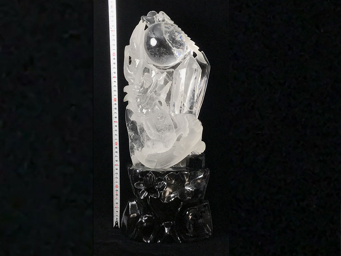 アウトレット】水晶 龍彫刻 (木製台座付き)
