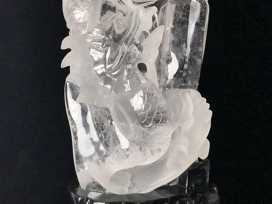 本水晶 天然クォーツ 魚図 彫刻 オブジェ 木製台座付き アウトレット】水晶 龍彫刻 (木製台座付き)