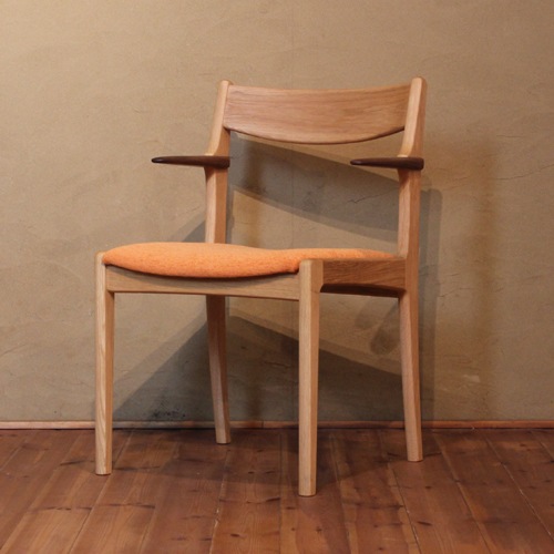 チェア ホワイトオーク材 肘付き 丸み 柔らかい ダイニング