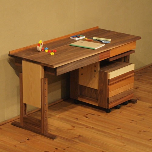 キッズデスク 幅1cm 高さ調整 ウォールナット材 モロッコ カラフル 楽しい ワゴン付き 学習机 学習デスク デスク 書斎机 リビングデスク 無垢材 和モダン 和風モダン 北欧 おしゃれ おすすめ Diy 日本製 国産 デザイン デザイナー モロッコ カラフル 木製 天然木