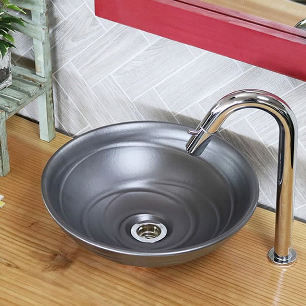 陶器製の灰色の丸壺


李朝白磁壺16世紀 塩壺 (大) 白/黒 – 丸伊製陶株式会社