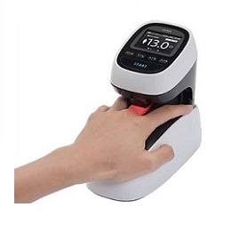 ASTRIM（アストリム）FIT／非侵襲型ヘモグロビン測定器｜指先に挿入して約40秒でHb推定測定｜採血不要・健康管理ツール