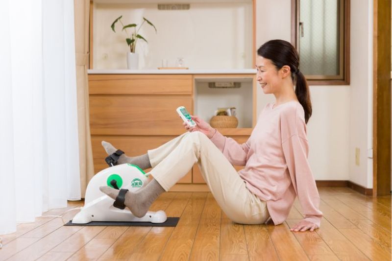 【電動ペダル運動機器 足若丸】高齢者の運動不足・歩行不足をサポート！家庭で手軽にクルクル運動｜リハビリ・介護予防に最適な自動回転アシスト付きトレーニングマシン