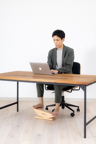 あしふみ健幸ライフ｜座ったままでできる木製足踏み運動器具｜国産小国杉仕様｜関節負荷少なく“ながら運動”で血行促進・運動習慣化に最適