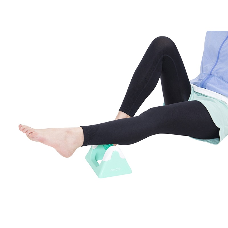 足裏から太もも・お尻まで全身リフレッシュできる！突起付き回転ヘッドでしっかりほぐす床置きローラー｜Sole Roller ソールローラー BT-2052【コロコロ簡単セルフケア・Made in Taiwan】