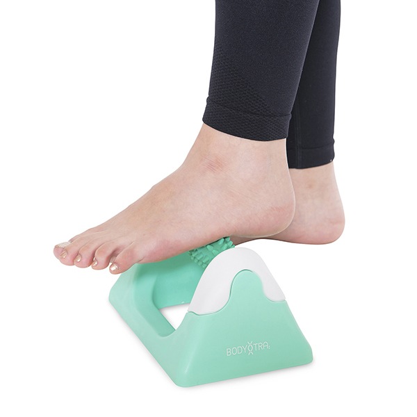 足裏から太もも・お尻まで全身リフレッシュできる！突起付き回転ヘッドでしっかりほぐす床置きローラー｜Sole Roller ソールローラー BT-2052【コロコロ簡単セルフケア・Made in Taiwan】