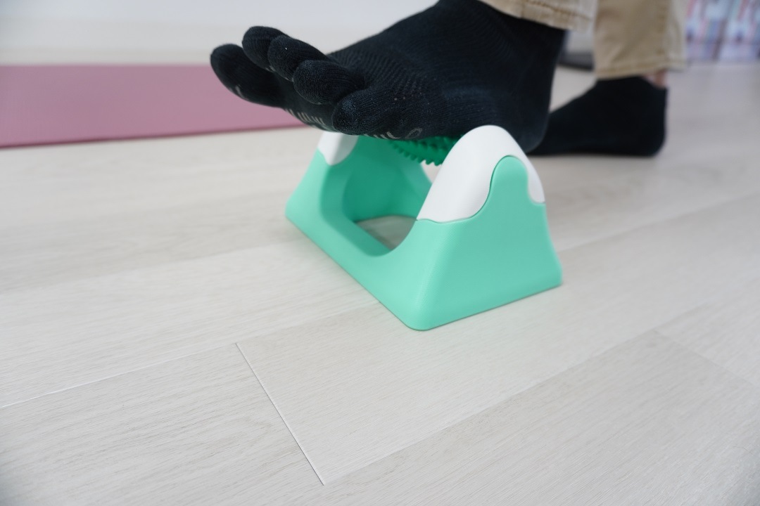 足裏から太もも・お尻まで全身リフレッシュできる！突起付き回転ヘッドでしっかりほぐす床置きローラー｜Sole Roller ソールローラー BT-2052【コロコロ簡単セルフケア・Made in Taiwan】