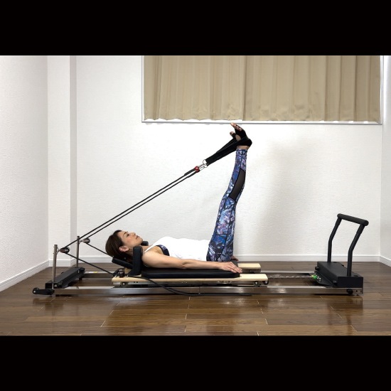 クイックリフォーマー（スチール）REF-201｜折りたたみ可能な準業務用ピラティスマシン｜省スペース設計・スタジオ導入に最適｜ブラックカラー