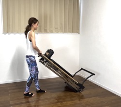 クイックリフォーマー（スチール）REF-201｜折りたたみ可能な準業務用ピラティスマシン｜省スペース設計・スタジオ導入に最適｜ブラックカラー