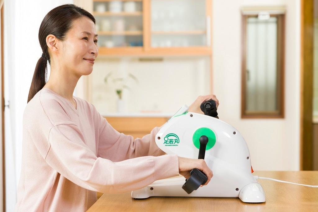 【電動ペダル運動機器 足若丸】高齢者の運動不足・歩行不足をサポート！家庭で手軽にクルクル運動｜リハビリ・介護予防に最適な自動回転アシスト付きトレーニングマシン