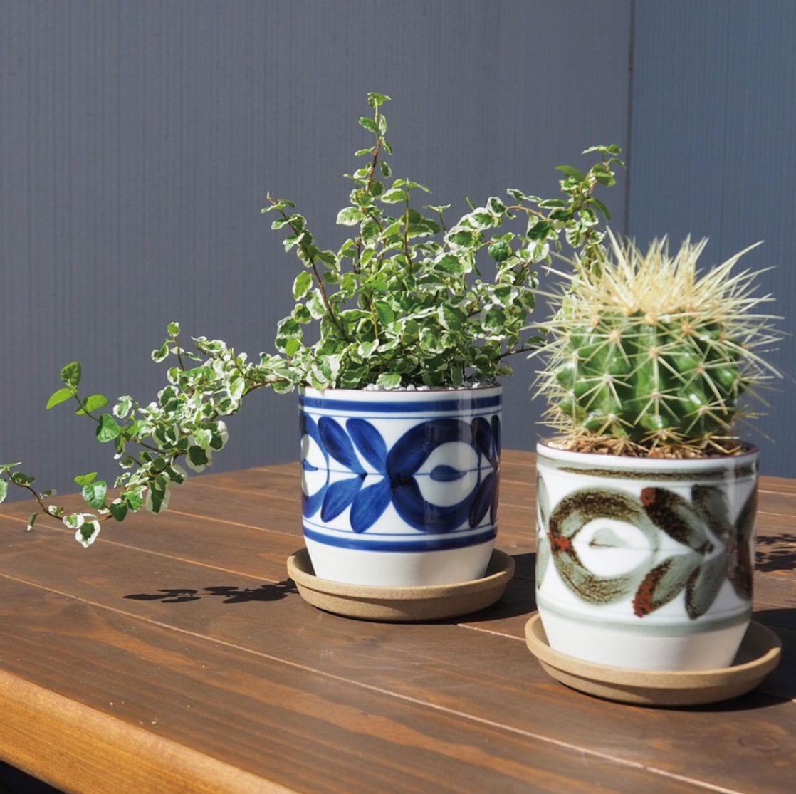 植器 HASAMI-made 波佐見焼で作られた磁器鉢 ＜廻り花青 100mm＞