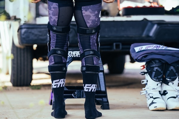 24モデル DUAL AXIS PRO ニーシンガード White ＜左右セット＞ LEATT