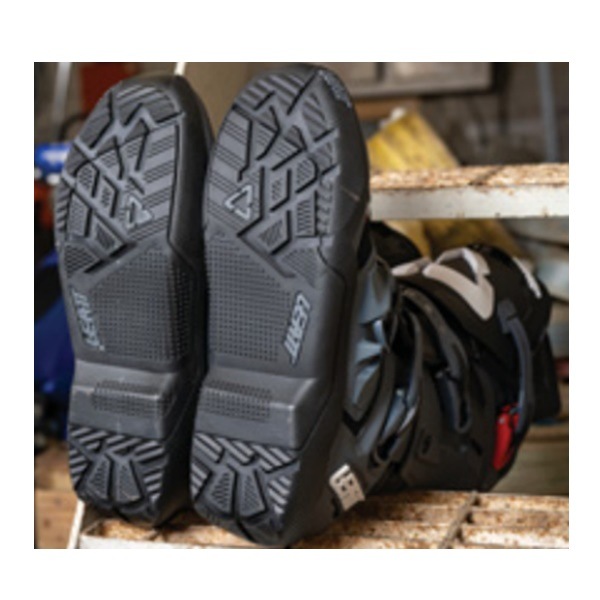 こちらは【林道はじめの一歩セット用のアップグレードブーツ