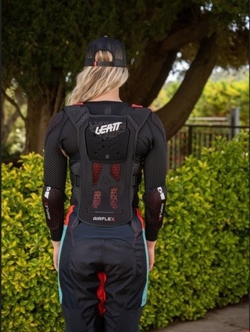 ガールズ】 '22モデル AIRFLEX チェストプロテクター LEATT | すべての