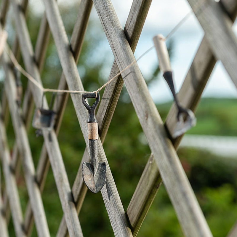 Garden Tools Garland, Bronze Garden Tools Garland, Bronze Jardinopia