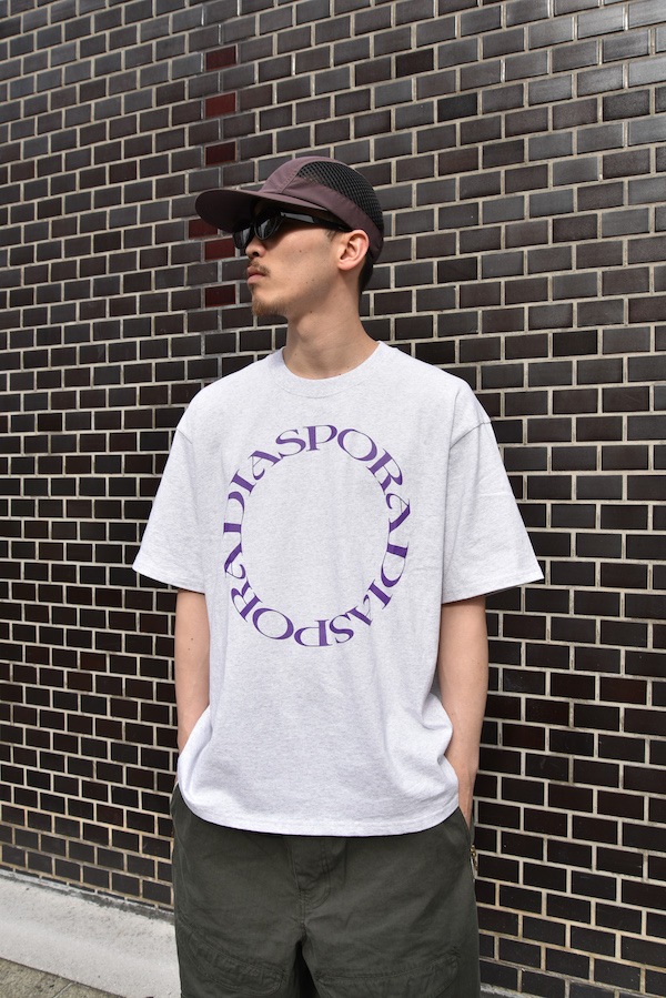 Diaspora skateboards �ǥ������ݥ� Round Logo Tee