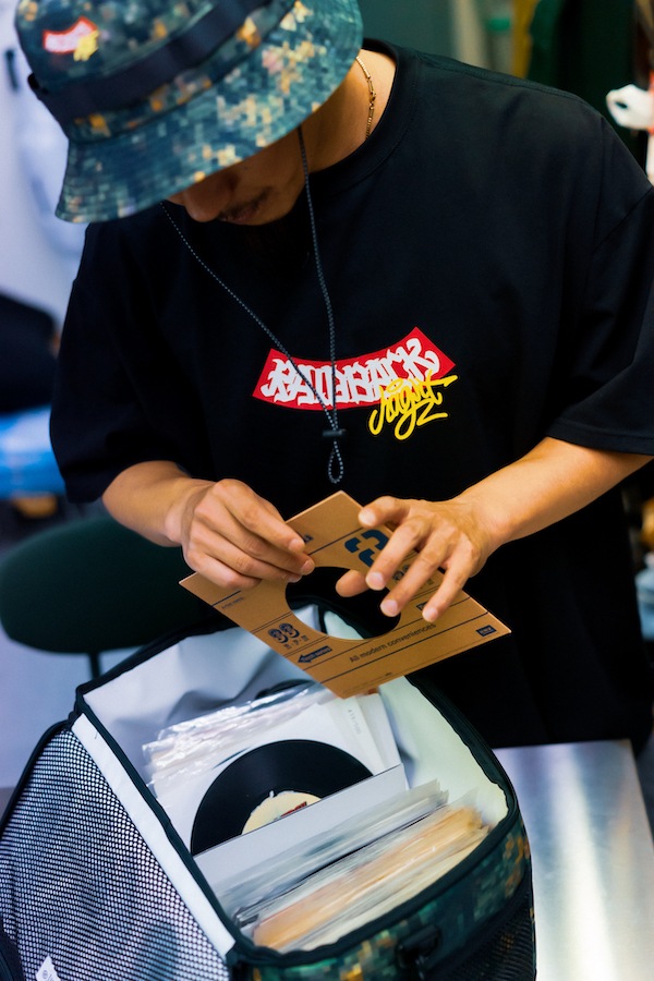 HAIGHT �إ��� RAIDBACK ARCH LOGO Tee ft.CASPER