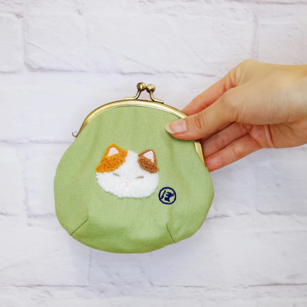 【内藤デザイン研究所】ぼうみたいなねこ がま口ポーチ 猫 内藤デザイン研究所 刺繍 子猫 どうぶつ かわいい キッズ 誕生日 プレゼント 送料別 女の子 男の子 おもちゃ ギフト 子供 みどり ブラウン みけねこ やわらかい