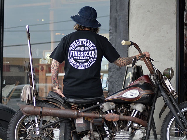 (30% OFF)��3����FINESIXXX/�ե����󥷥å�����2025SS��Trademark Emblem S/S Tee/�ȥ졼�ɥޡ�������֥�ॷ�硼�ȥ��꡼��Tee��(FS-2025SS-002)