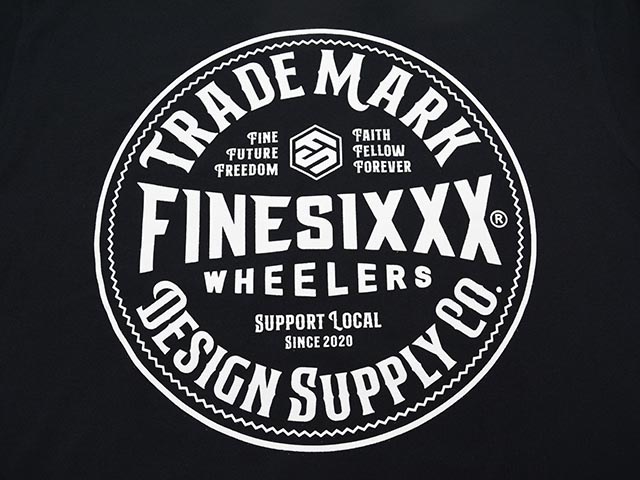 (30% OFF)��3����FINESIXXX/�ե����󥷥å�����2025SS��Trademark Emblem S/S Tee/�ȥ졼�ɥޡ�������֥�ॷ�硼�ȥ��꡼��Tee��(FS-2025SS-002)