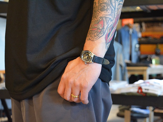 ��BILTBUCK by ATTRACTIONS/�ӥ�ȥХå��Х����ȥ饯����󥺡ۡ�Gal Emboss Strap Wristwatch��ROUNDBUCK��/���륨��ܥ����ȥ�åץꥹ�ȥ����å��ɥ饦��ɥХå��ɡ�(Black Dial/985)