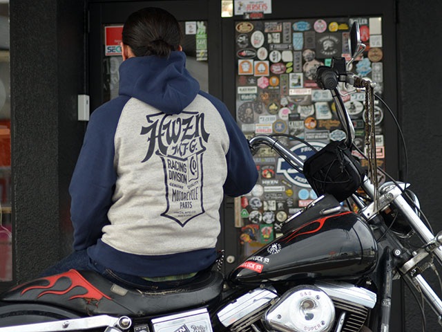 (50% OFF)��HWZN BROSS/�ϥ�����֥�����2023SS��Emblem Combi Hoodie/����֥�ॳ��ӥա��ǥ�����(�ۥ����륺���ѥ��/���ᥫ��/�ۥåȥ��å�/�ϡ��졼/����åѡ�/�ܥС�/��������/�Х���/WOLF PACK/����եѥå�)