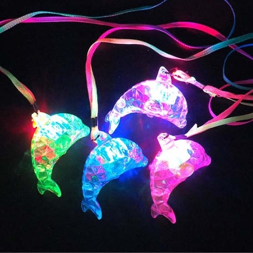 光るピカピカイルカペンダント | 光るおもちゃ | ワンダーモール