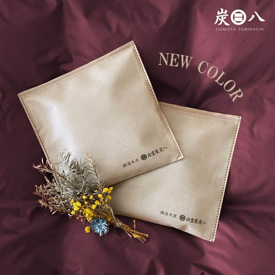 【WOOD&GROVE】炭八スマート小袋ベージュ　新カラー 個数選べる 除湿 消臭 防カビ 梅雨対策 結露対策 湿気対策 小袋 炭 収納の隙間で活躍 本棚 クローゼット バッグ キッチン カメラ タンス 布団 繰り返し