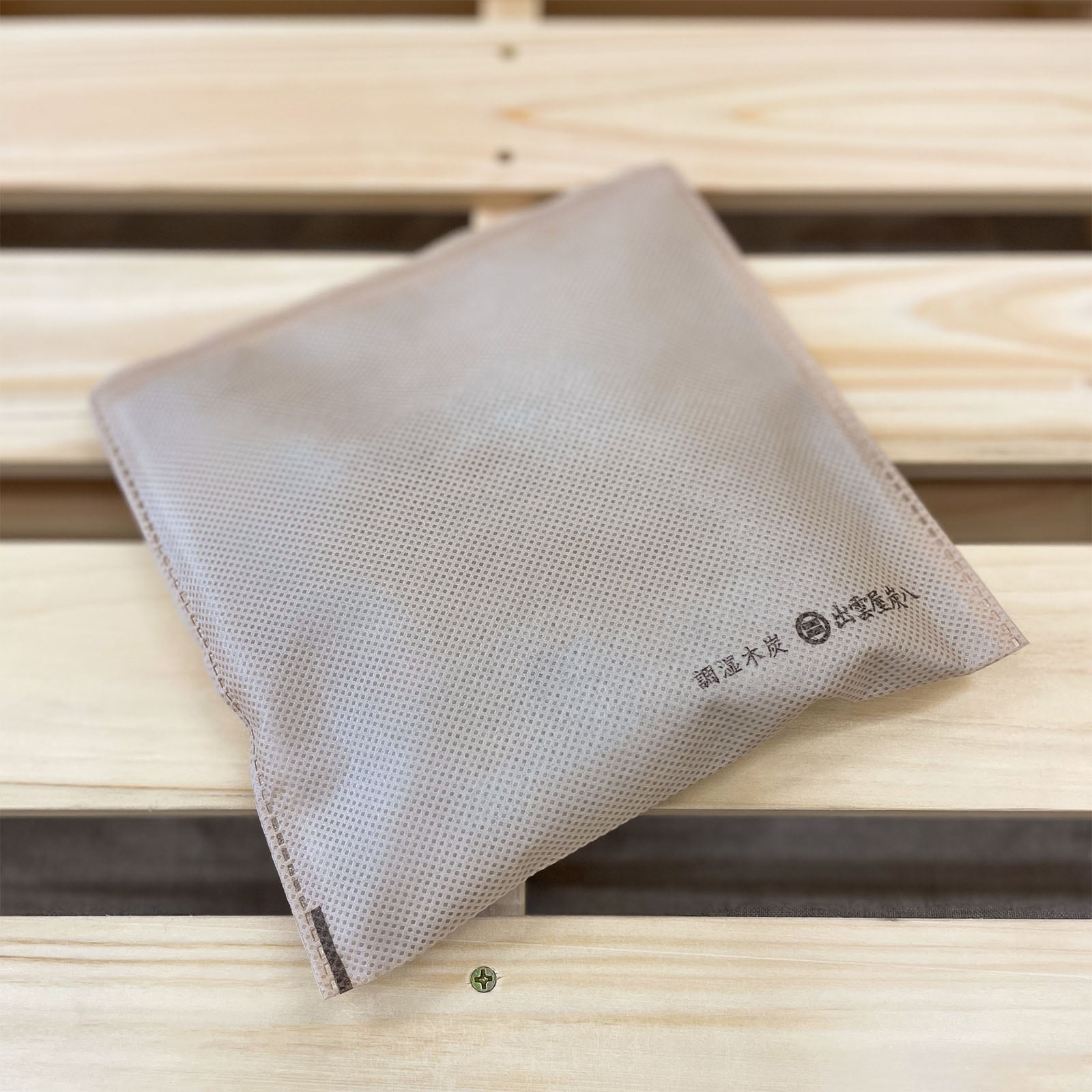 【WOOD&GROVE】炭八スマート小袋ベージュ　新カラー 個数選べる 除湿 消臭 防カビ 梅雨対策 結露対策 湿気対策 小袋 炭 収納の隙間で活躍 本棚 クローゼット バッグ キッチン カメラ タンス 布団 繰り返し