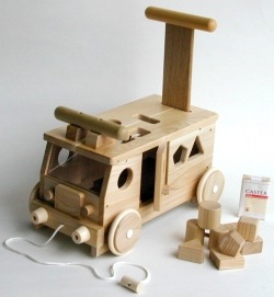 236新品・未使用　木のおもちゃ　手作り木製自動車 バス　木製玩具　乗用玩具 1年保証 おもちゃ 知育 玩具 乗り物 乗用玩具 乗用バス バス