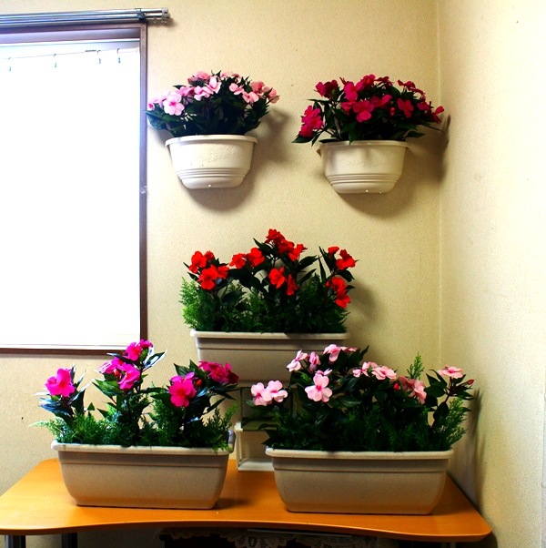 本物と見間違う美しさ 良質 インパチェンス 造花壁掛け 4980円 送料無料 高品質 シルクフラワー 【造花プランター】【人工観葉植物】【壁掛タイプ・置きタイプお選び下さい】【送料無料】