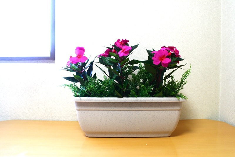 本物と見間違う美しさ 良質 インパチェンス 造花壁掛け 4980円 送料無料 高品質 シルクフラワー 【造花プランター】【人工観葉植物】【壁掛タイプ・置きタイプお選び下さい】【送料無料】