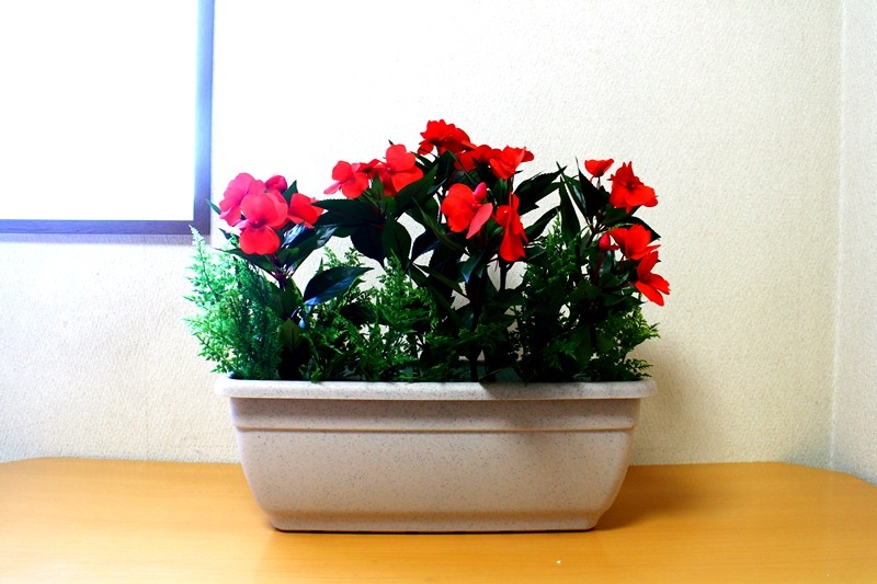 本物と見間違う美しさ 良質 インパチェンス 造花壁掛け 4980円 送料無料 高品質 シルクフラワー 【造花プランター】【人工観葉植物】【壁掛タイプ・置きタイプお選び下さい】【送料無料】