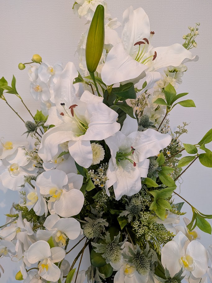 高品質デザイン: 本物のような美しい胡蝶蘭のアレンジメントで、触媒加工により長期間美しさを保ちます イベント用途: 結婚式場やイベント会場、店舗ディスプレイなど、様々な場面で活躍する豪華なスタンドフラワーです メンテナンス不要: 水やりや日光の心配が不要で、いつでも美しい状態を保つことができます ゴージャス演出: 華やかな胡蝶蘭の花々が空間を上品に演出し、特別な雰囲気を作り出します お祝い装飾: 開店祝いや周年記念、式典など、様々なお祝いの場面に相応しい豪華な装飾アイテムです