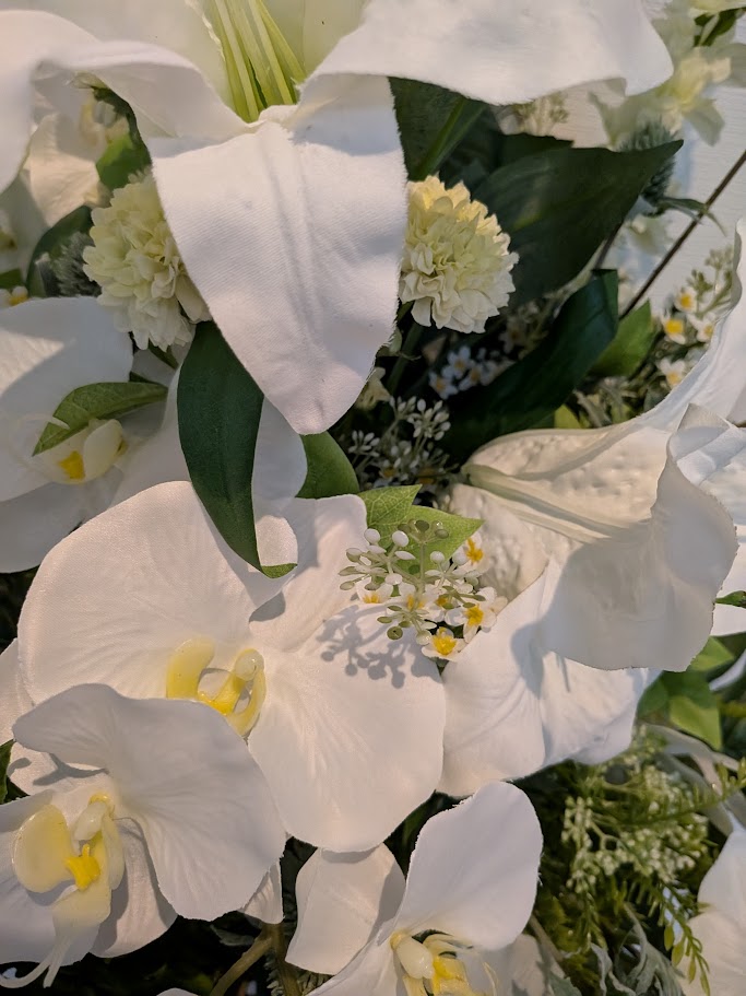 高品質デザイン: 本物のような美しい胡蝶蘭のアレンジメントで、触媒加工により長期間美しさを保ちます イベント用途: 結婚式場やイベント会場、店舗ディスプレイなど、様々な場面で活躍する豪華なスタンドフラワーです メンテナンス不要: 水やりや日光の心配が不要で、いつでも美しい状態を保つことができます ゴージャス演出: 華やかな胡蝶蘭の花々が空間を上品に演出し、特別な雰囲気を作り出します お祝い装飾: 開店祝いや周年記念、式典など、様々なお祝いの場面に相応しい豪華な装飾アイテムです