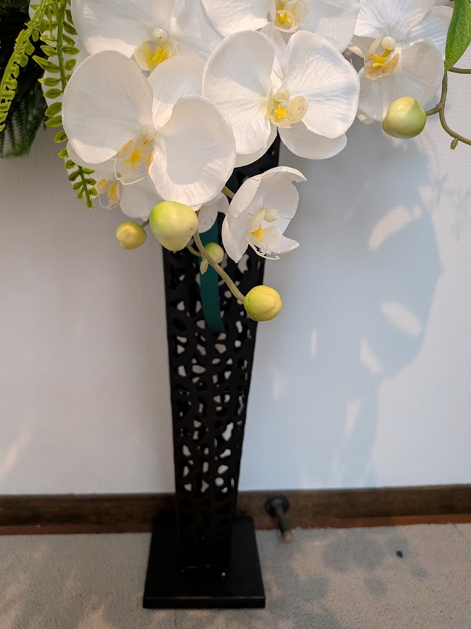 高品質デザイン: 本物のような美しい胡蝶蘭のアレンジメントで、触媒加工により長期間美しさを保ちます イベント用途: 結婚式場やイベント会場、店舗ディスプレイなど、様々な場面で活躍する豪華なスタンドフラワーです メンテナンス不要: 水やりや日光の心配が不要で、いつでも美しい状態を保つことができます ゴージャス演出: 華やかな胡蝶蘭の花々が空間を上品に演出し、特別な雰囲気を作り出します お祝い装飾: 開店祝いや周年記念、式典など、様々なお祝いの場面に相応しい豪華な装飾アイテムです