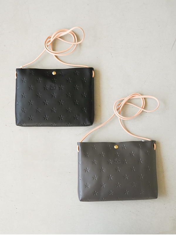 ◇【国内正規販売店】[54222308511] IL BISONTE(イルビゾンテ)【日本限定/スター エンボスド レザー コレクション】クロスボディバッグ/2022 AUTUMN WINTER COLLECTION/ポシェット/サコッシュ/ショルダーバッグ