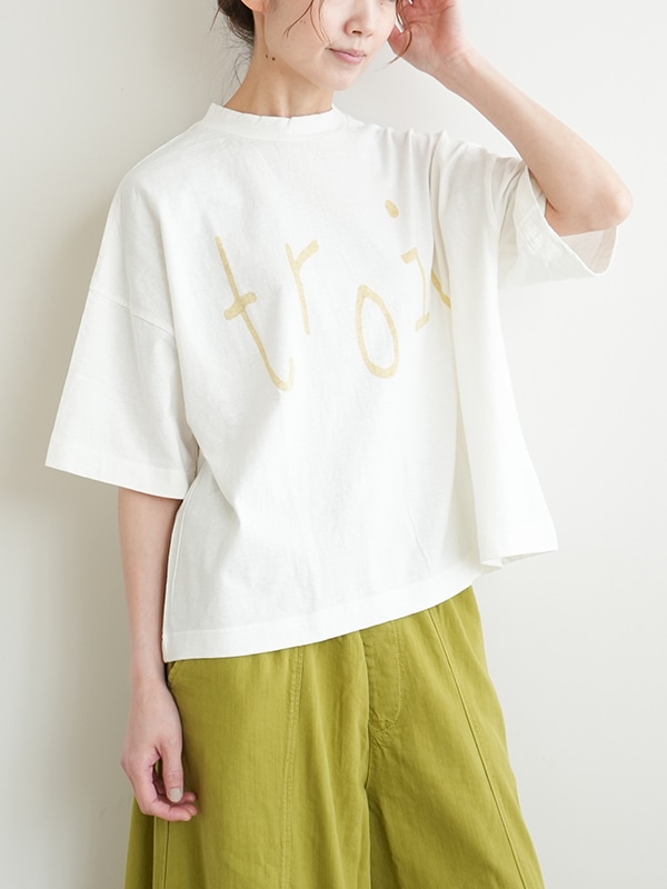 [TC23106] tumugu(ツムグ)ラフィ天竺プリントT -trois-/半袖/トップス/ロゴプリント【メール便対応可】