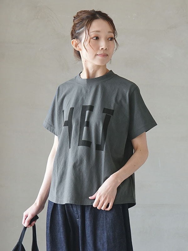 [TC23207]tumugu(ツムグ)ラフィ天竺プリントT(HEJ)/レディース/トップス/ロゴTシャツ/カットソー/半袖/モックネック【メール便対応可】