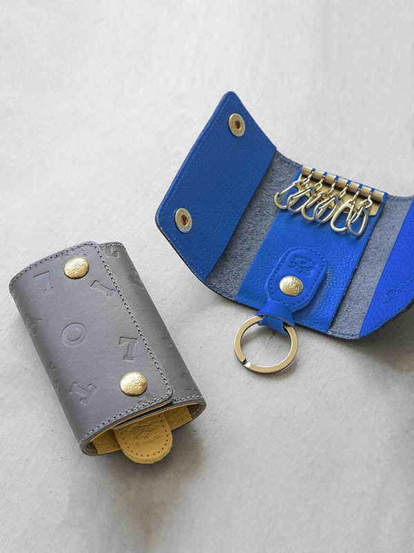 ◇【国内正規販売店】[54232305651]IL BISONTE(イルビゾンテ)日本限定/ロゴ エンボスド レザー コレクション/キーリング付レザーキーケース