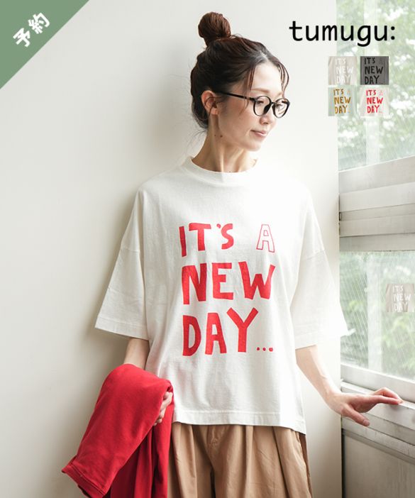 【ご予約商品／6月下旬頃入荷予定】tumugu(ツムグ)ラフィ天竺 プリントT-IT'S A NEW DAY-ロゴTシャツ プルオーバー カットソー 半袖 五分袖 5分袖 レディース 【他商品と同時注文不可】[TC26203]