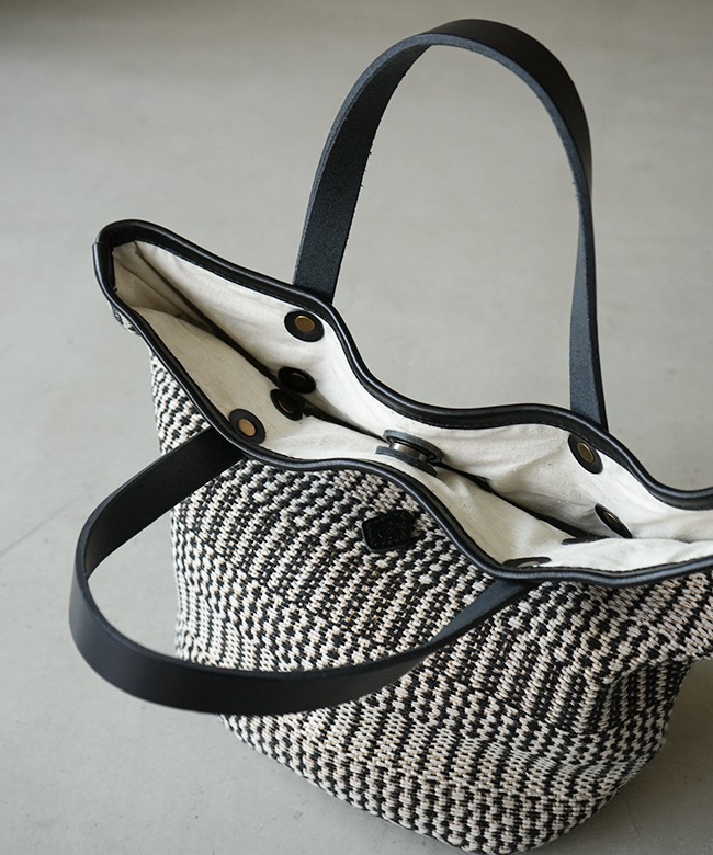 【未使用】CLEDRAN クレドランHAND＆WORK WIDE TOTE　白黒 CL3770]【保存袋付き】CLEDRAN(クレドラン)HAND＆WORK FLOWER
