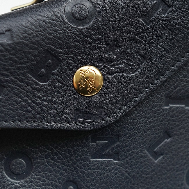 国内正規限定 IL BISONTE ロゴプリント モノグラム イルビゾンテ 財布 IL BISONTE イルビゾンテ 財布 ロゴプリント 2つ折りがま口フラップ