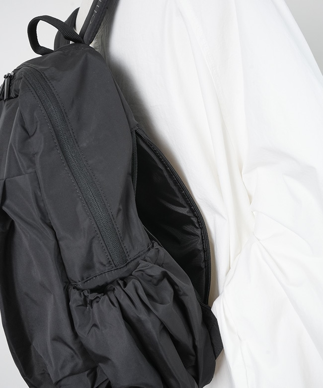 13WGB239304]emmi(エミ)eco 撥水ギャザーボディーバックパック