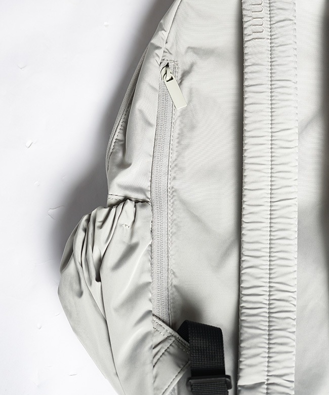 13WGB239304]emmi(エミ)eco 撥水ギャザーボディーバックパック