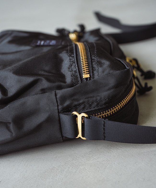 ブラック　ショルダーバッグ お洒落 25cm 420d-snug-shoulder-m]FREDRIK PACKERS(フレドリック パッカーズ