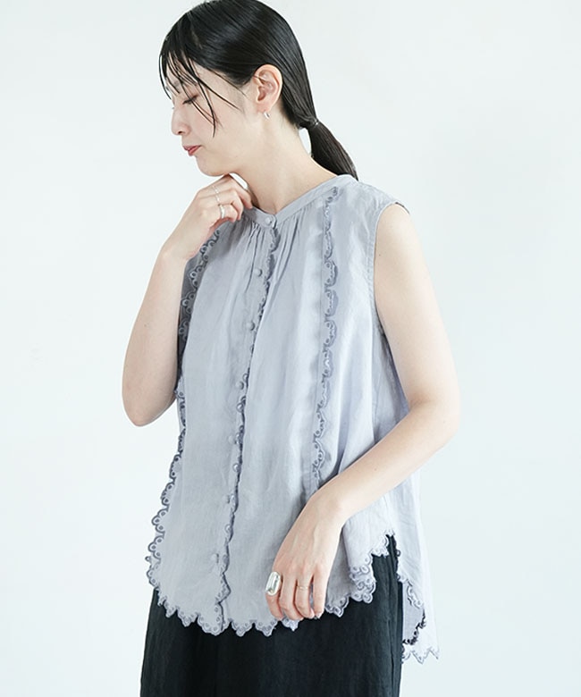 tumugu(ツムグ) コットンリネンボイルスカラップ刺繍 ノースリーブ