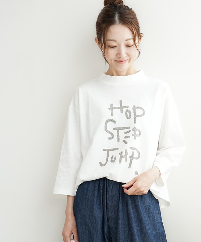 tumugu(ツムグ) ラフィ天竺 プリントTシャツ-HOP STEP JUMP-ロゴT 
