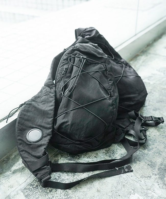 C.P.COMPANY(シー・ピー・カンパニー)Nylon B Lens Crossbody Rucksack