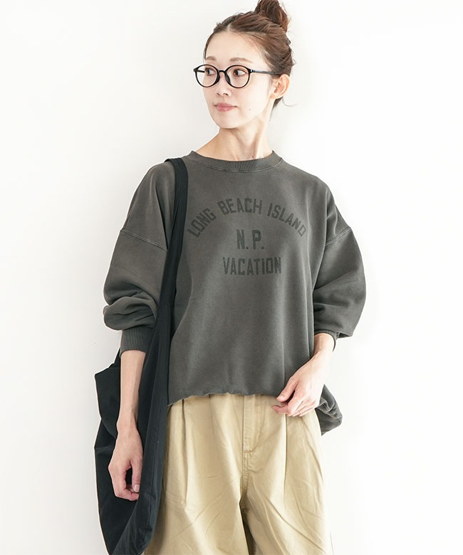 SOLAMONAT ソラモナピグメントプリントスウェットプルオーバーカレッジロゴ SOLAMONAT｜【40%OFF】ピグメントプリントスウェットプルオーバー